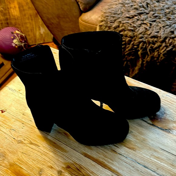 Cute boots by Hey girl. Size 7 slight platform - Picture 1 of 5